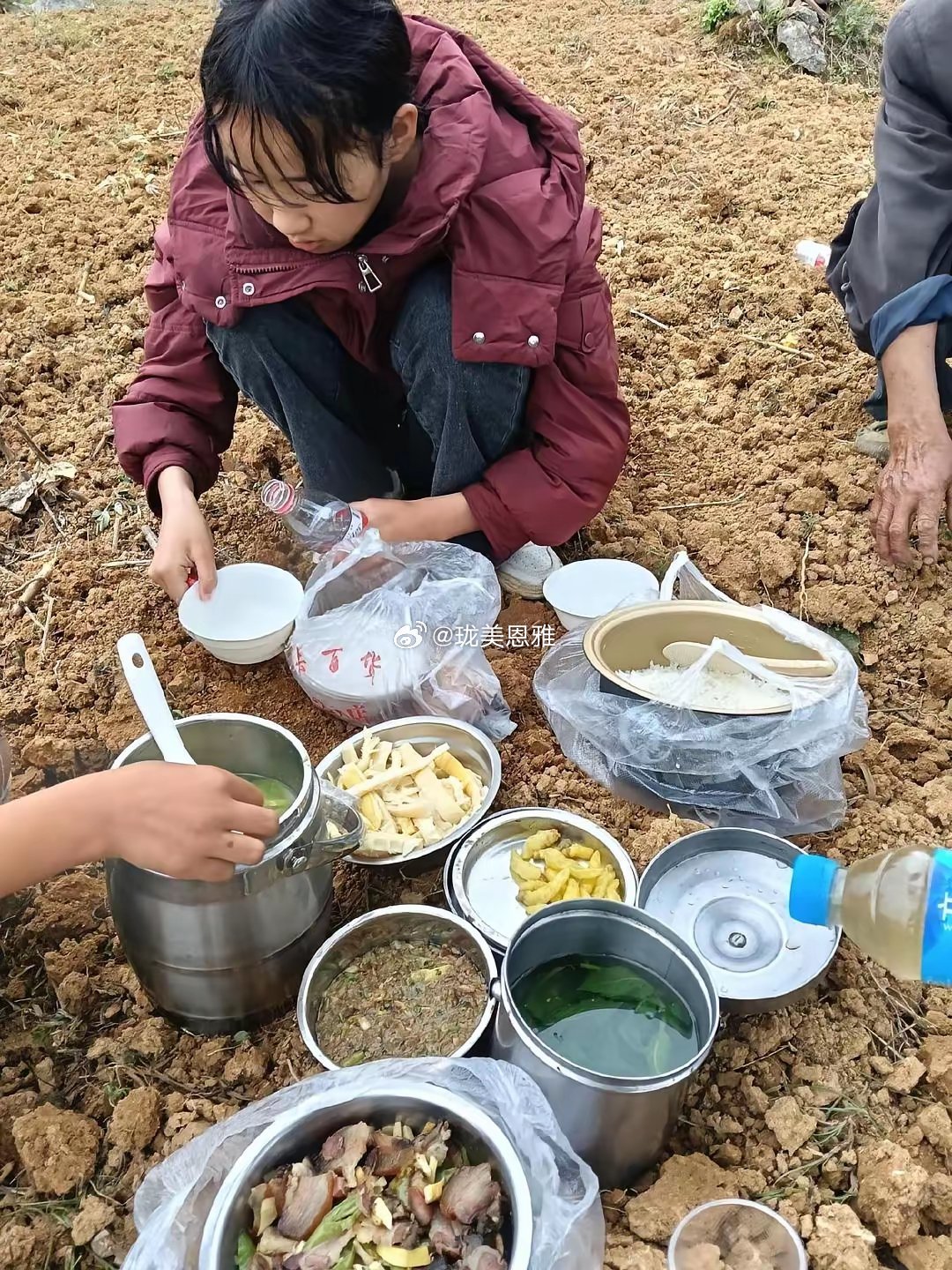 忙的时候女儿煮饭送饭来，感觉有女儿还是挺幸福的