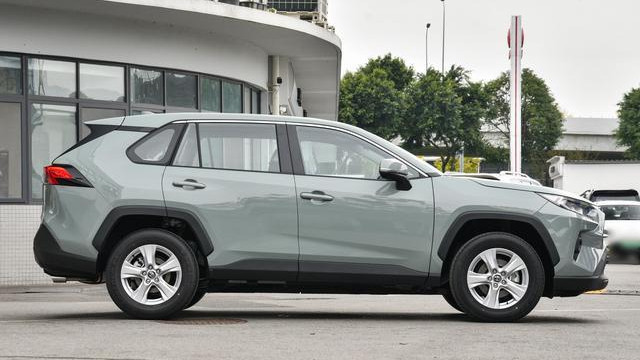 丰田RAV4荣放:综合产品力稳定,优惠幅度大,适合家用!