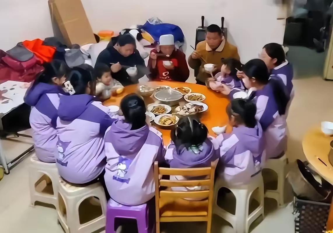 贵州39岁妈妈生十孩后“封肚”：九女一儿圆心愿，网友看法两极贵州一位39岁