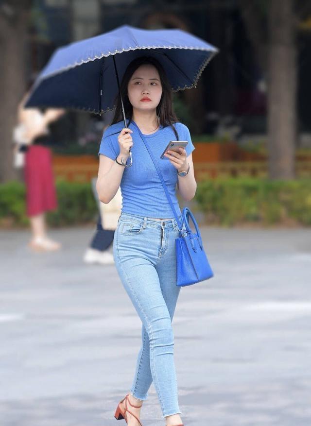 笑话：二货朋友向喜欢的女孩变白：你喜欢什么样的男孩？女孩说：我喜欢坏坏的男孩。二