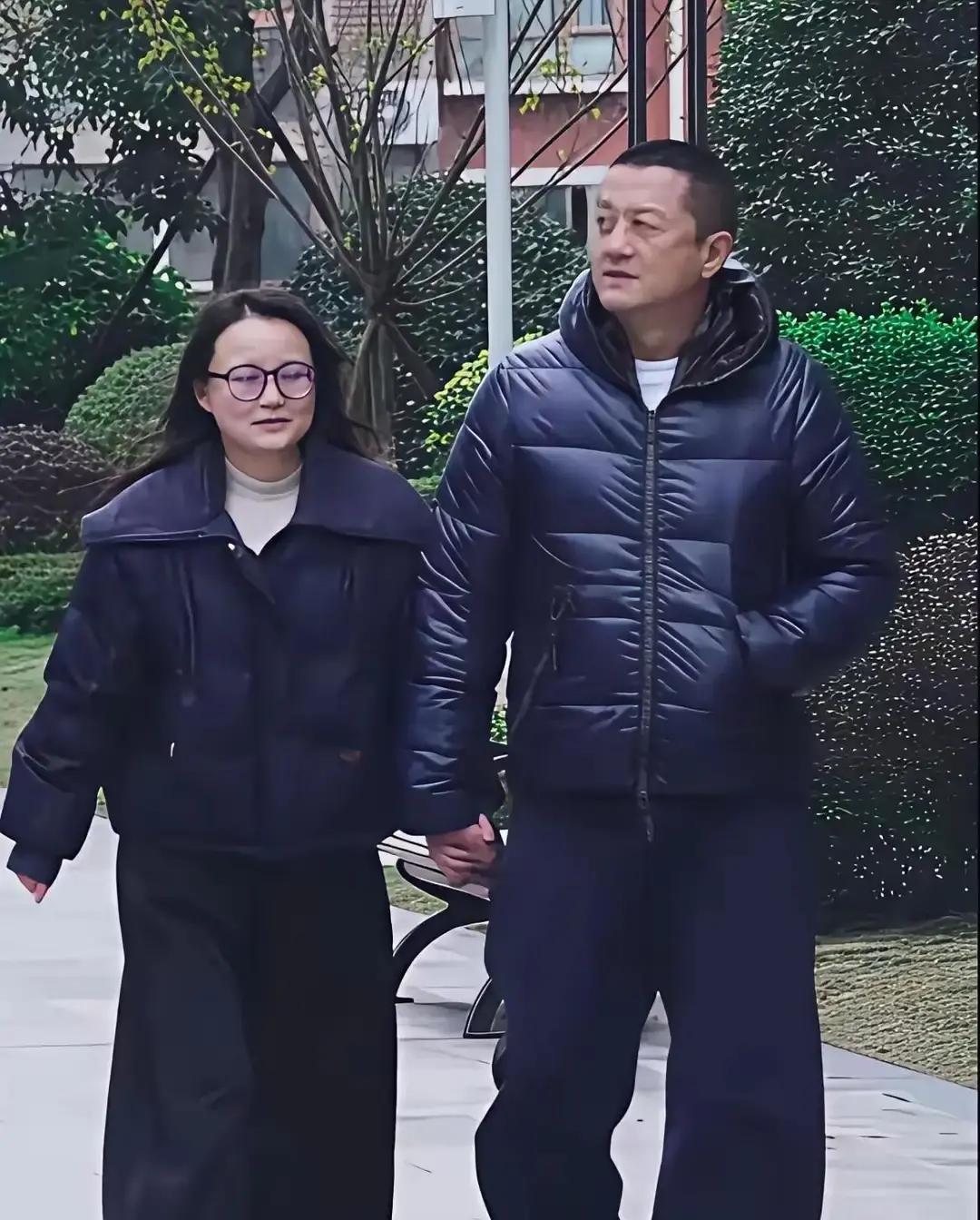 李亚鹏最近一场直播卖紫砂壶和宣纸，120万人围观，货刚挂上就秒空。以前他拍戏出