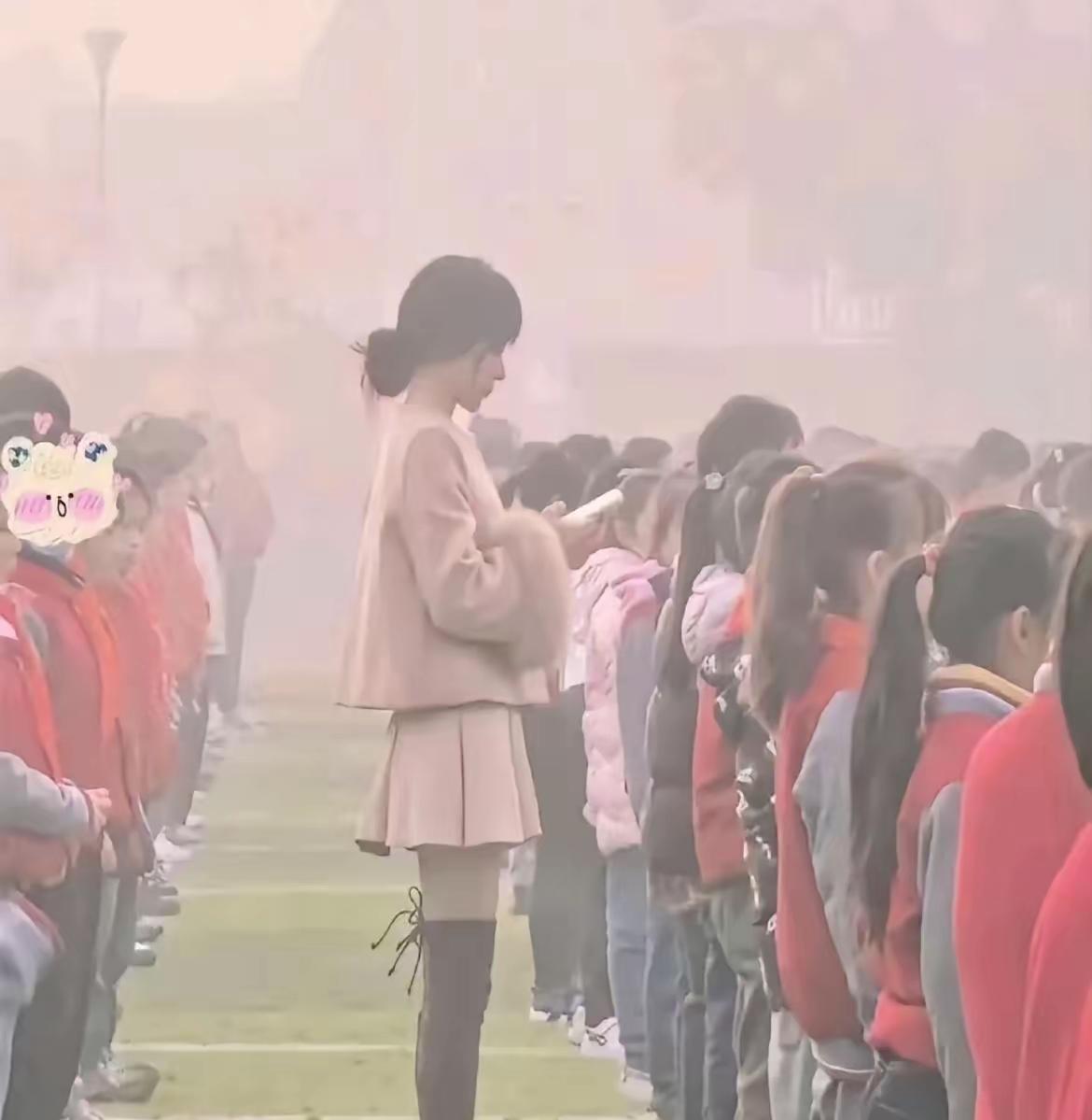 我发现学生越小老师长的越漂亮，穿的越是时髦，总结下来应该是：幼师＞小学老师＞初中