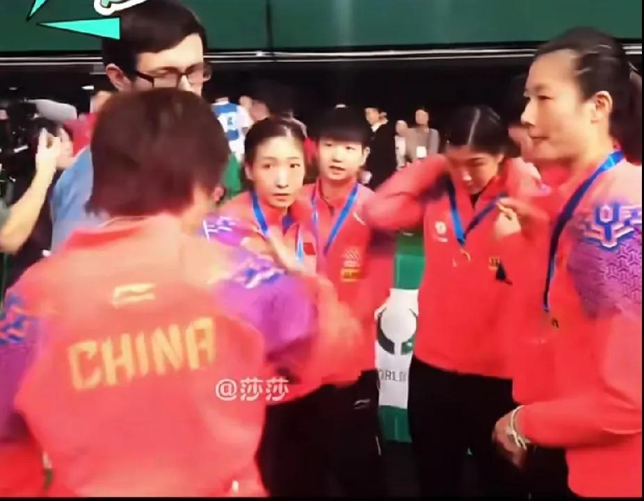 国乒女团可爱瞬间！夺冠后老外求合影，莎莎在线“指挥”。被国乒女团可爱到啦！