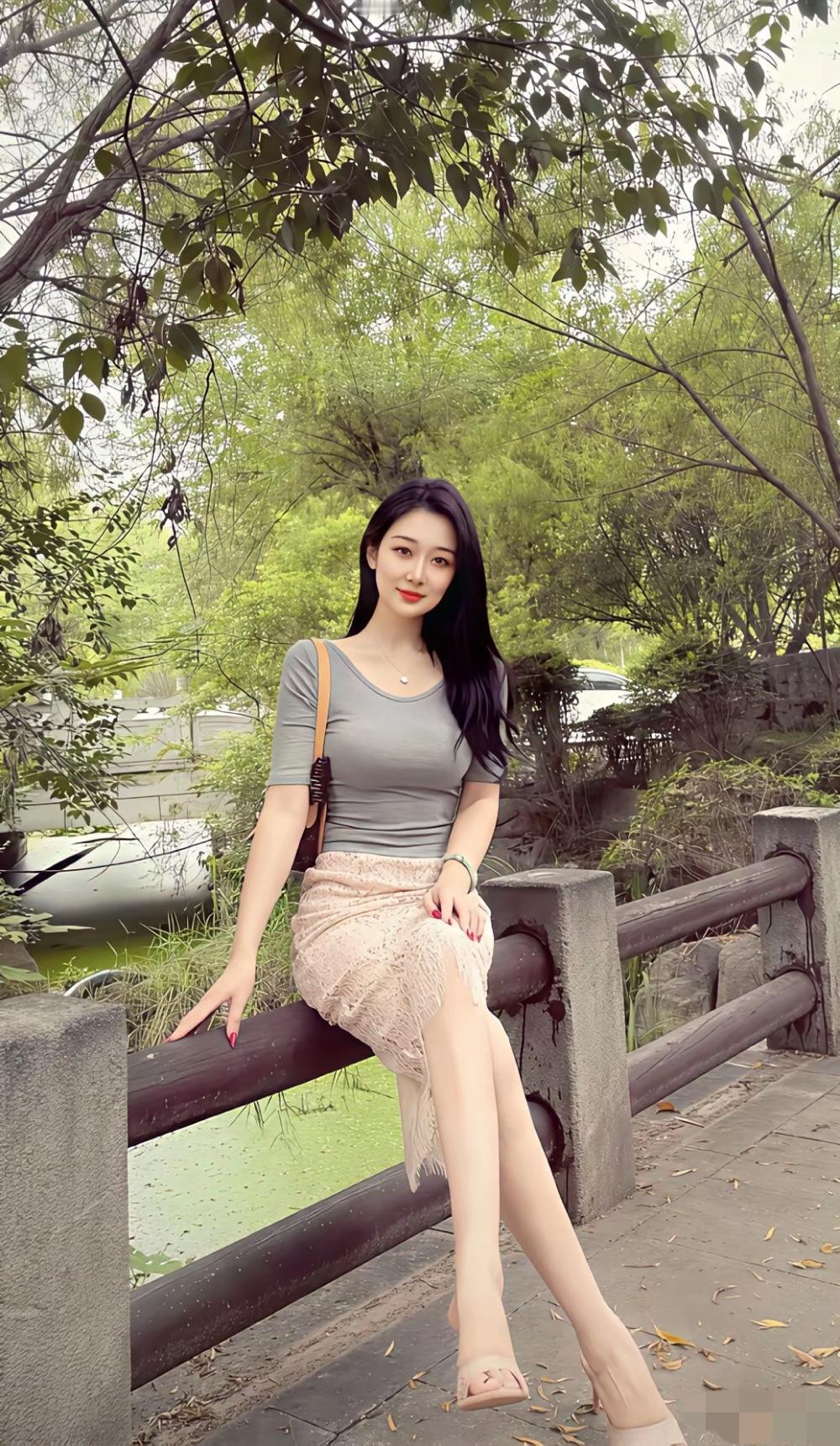 下联：有请🤝🤝🌹🌹友友请根据图片展示下联午后的公园，绿意盎然。我穿