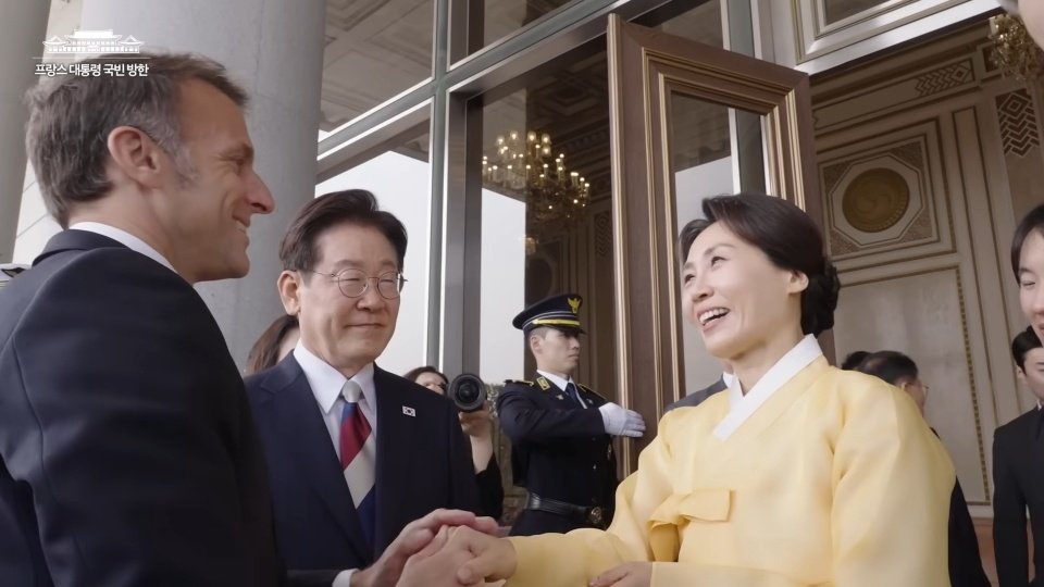 论和马克龙的一些产产名场面贡献要是马克龙夫妇一会儿能带着我产吃饭再牵手浪漫散步的话……那我就不取关马