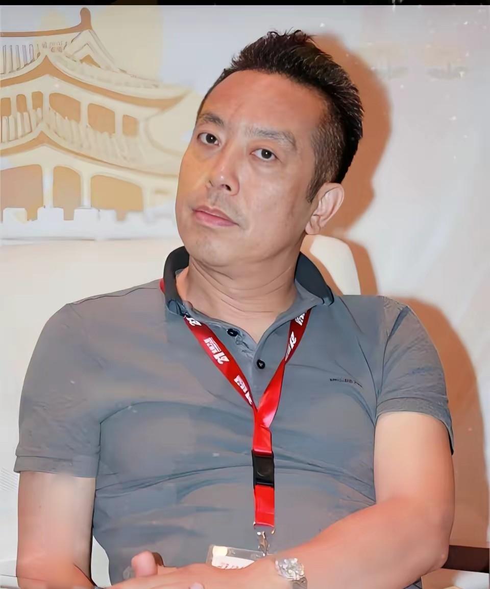 主持人问贾国龙:“有人说西贝的东西又贵又难吃，量还少，你承认吗？”贾国龙说:“西