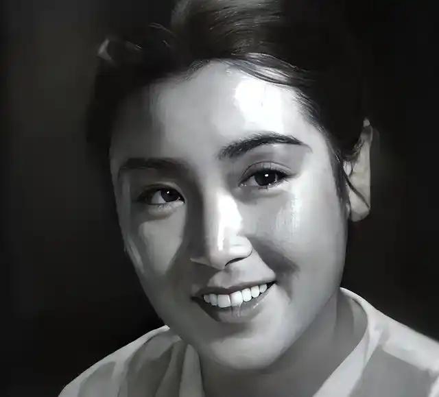 八一厂的正式编制和进京调令摆在桌上，她看都没看，直接推了回去。1965年电影打击