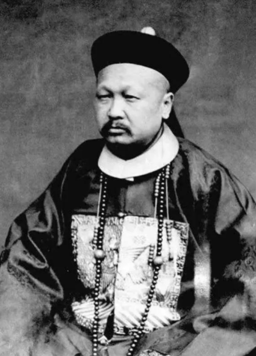 1901年，慈禧为讨好洋人，下令军机大臣赵舒翘自尽。早上8点，赵舒翘先后吞下黄金