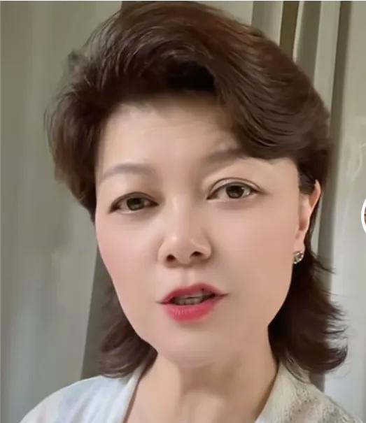 潘夫人又把柴桑大姐侧影发了出来！70岁的老人，在外面站了一天，太累了，太辛苦
