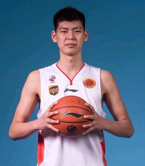 朱荣振哪儿去了？记得朱荣振吧？接近姚明的身高，却单细如柳，移动迅速，身体灵活，