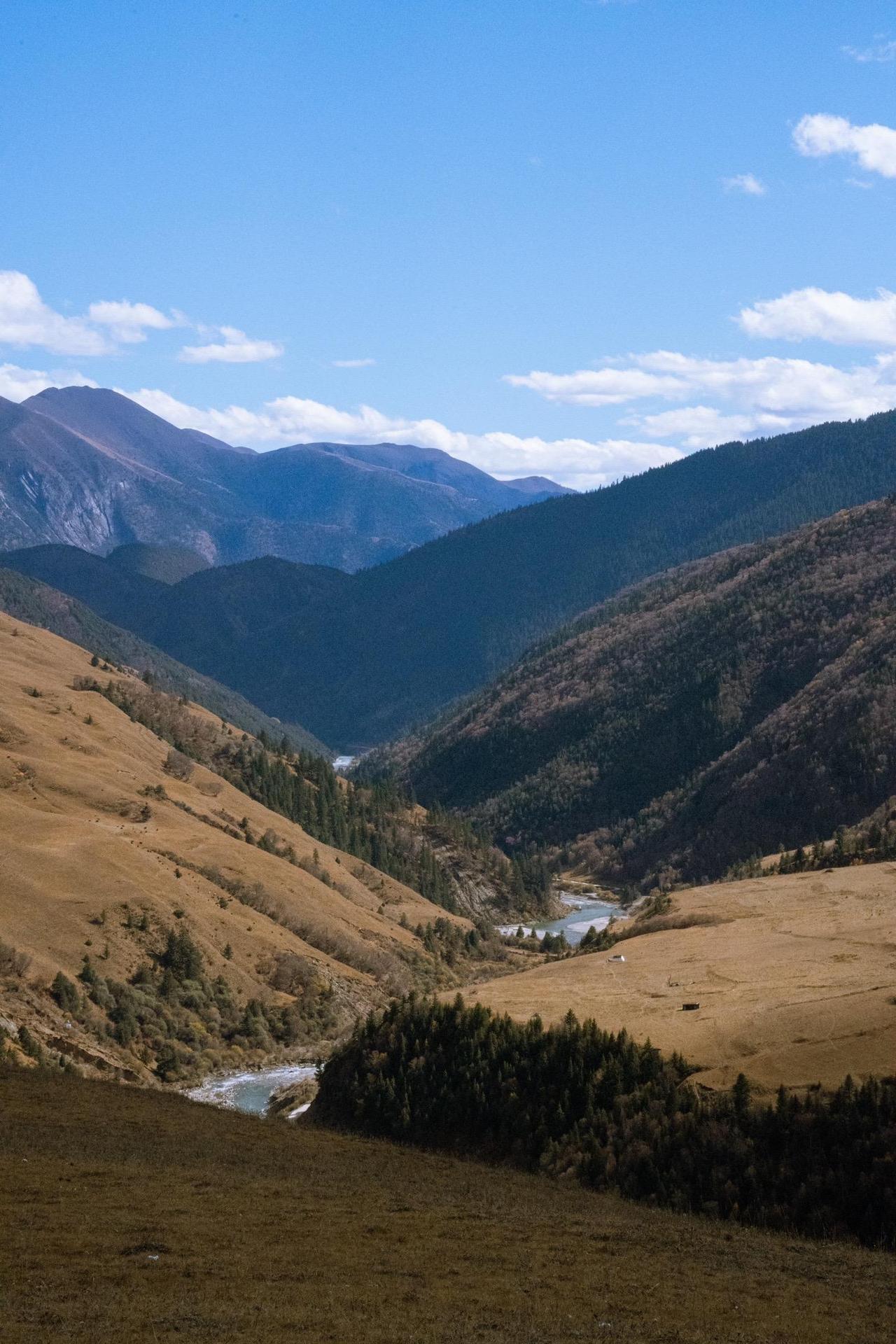 山川壮阔，云海翻腾，大自然的鬼斧神工令人叹为观止。