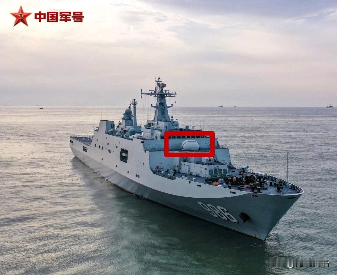 在中国军号发布的071型船坞登陆舰的照片中可以明显看到，激光武器上舰了，算上保护
