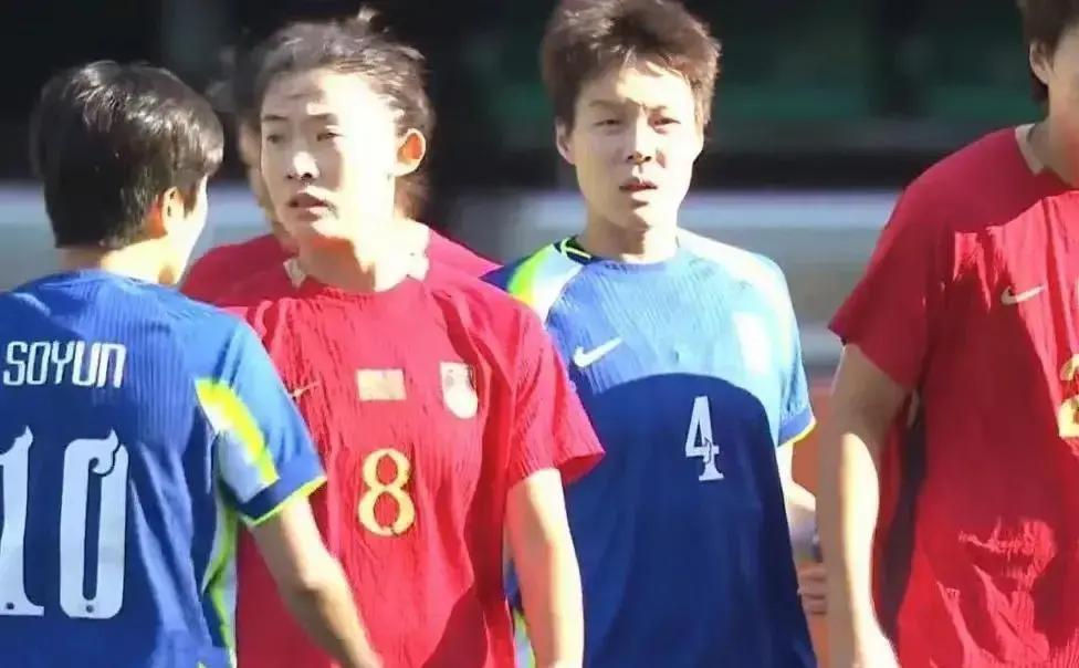 中国女足‌0-1不敌韩国女足‌。就那么一晃神，哨刚响没多久，人家一个头球就顶
