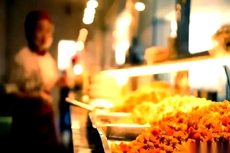 让家长去学校食堂给孩子做饭。让校长和老师，跟孩子们吃一模一样的饭菜。北京这回