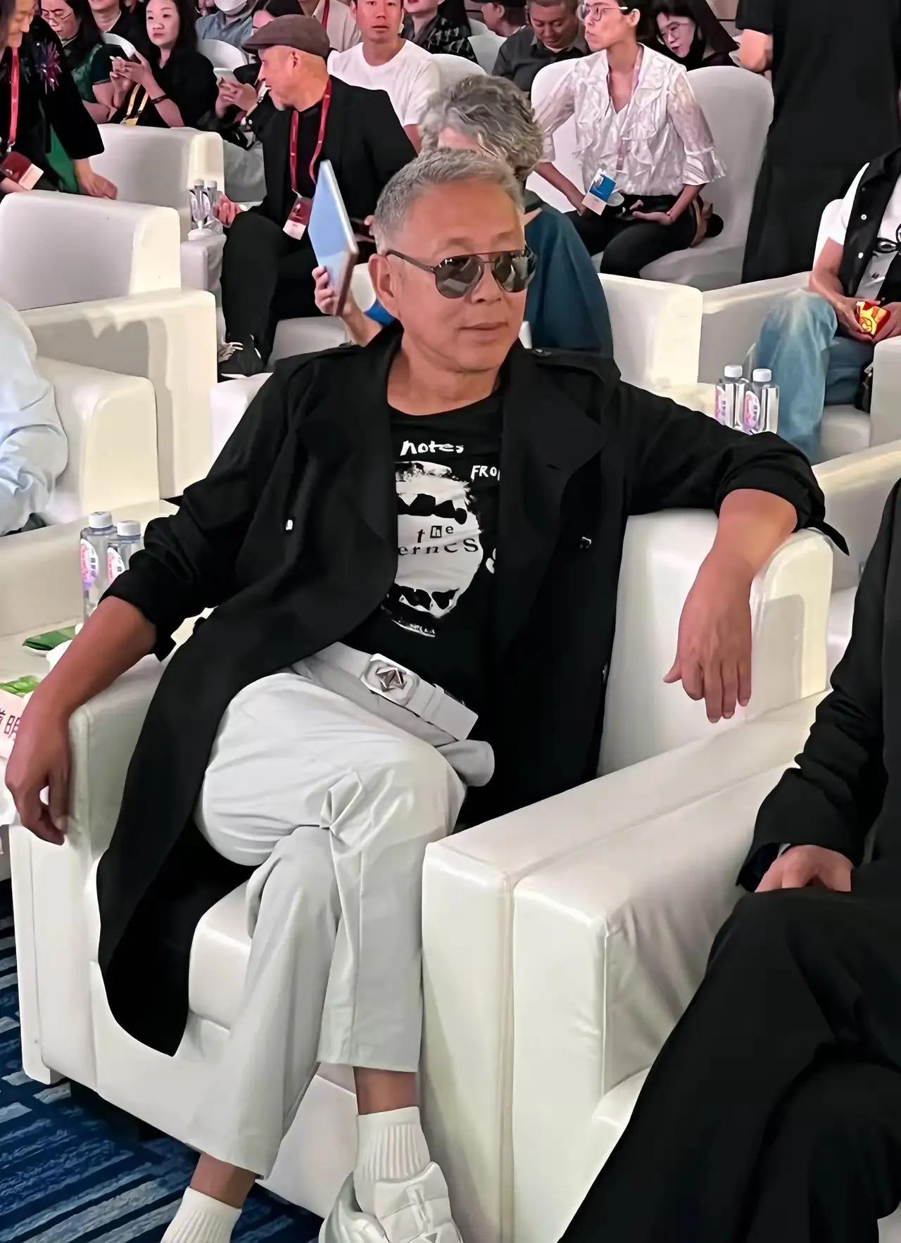 陈道明这身装扮和这个坐姿，多少是有点油腻了～墨镜，白裤子，白腰带还有很拧巴的大佬