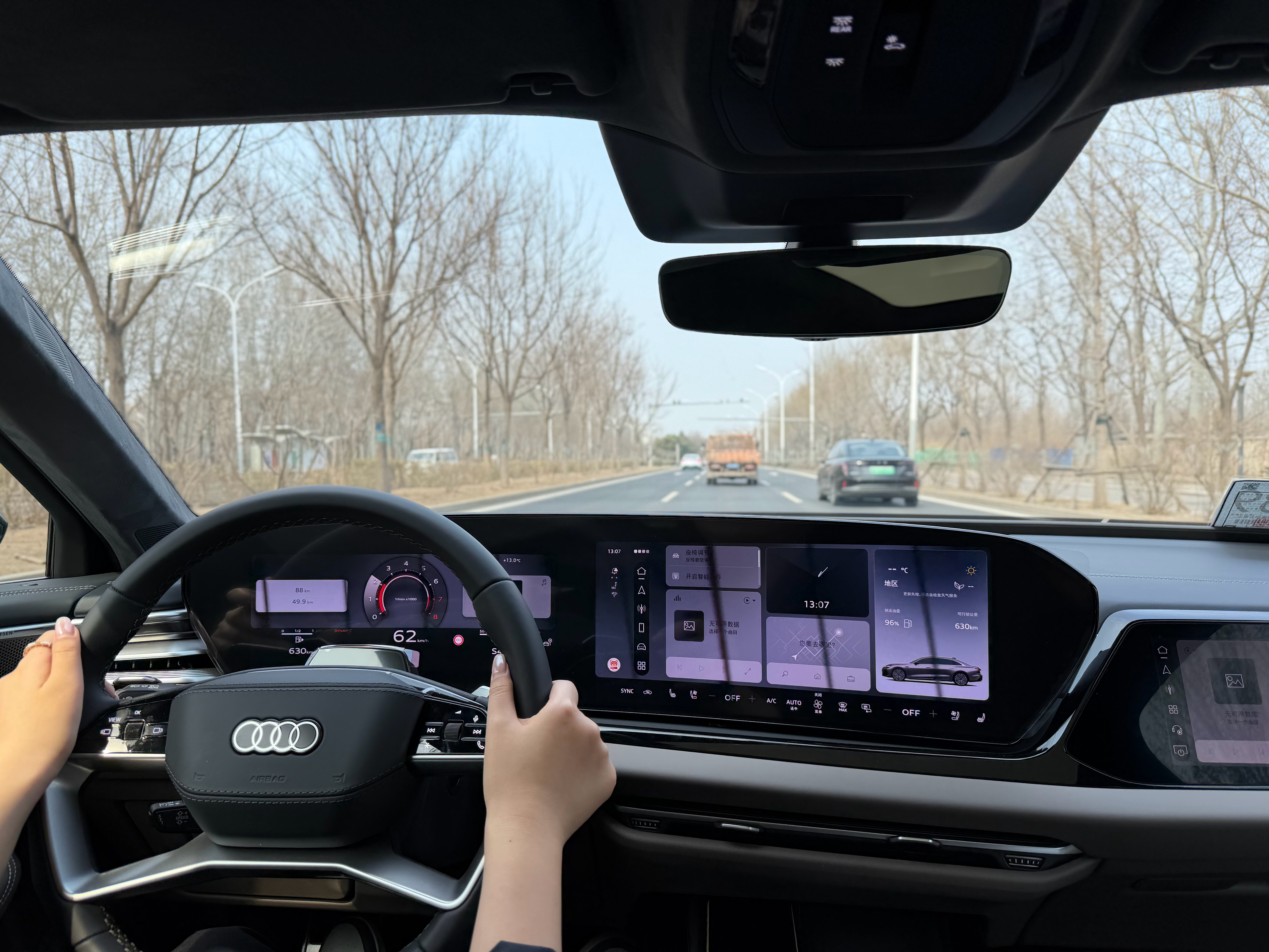 新款奥迪A6L试驾完了！真的太好开了！我愿意称呼最好开的奥迪了！坐着后排去机场，