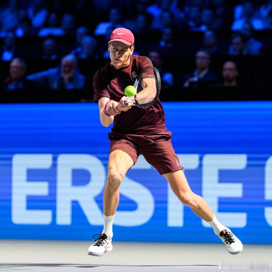 重返维也纳站决赛💪ATP500维也纳站半决赛，头号种子辛纳以6-36-4战