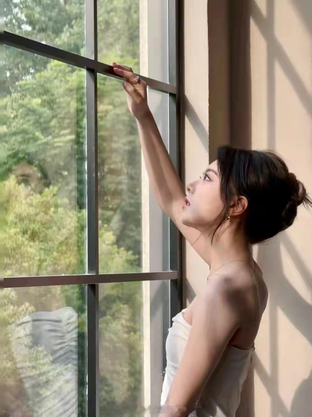 养成系的终极浪漫：看着赵今麦她从软萌小不点，长成自带柔光的清冷美人，还是有点感慨