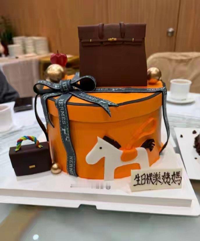 袁咏仪55岁生日，儿子准备的“包”蛋糕，没有蜡烛，只有两个包包，真的是精准狙击妈