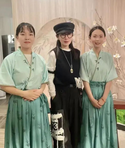 57岁张敏杭州现身!皮肤似少女脸却消瘦,昔日女神现状引唏嘘