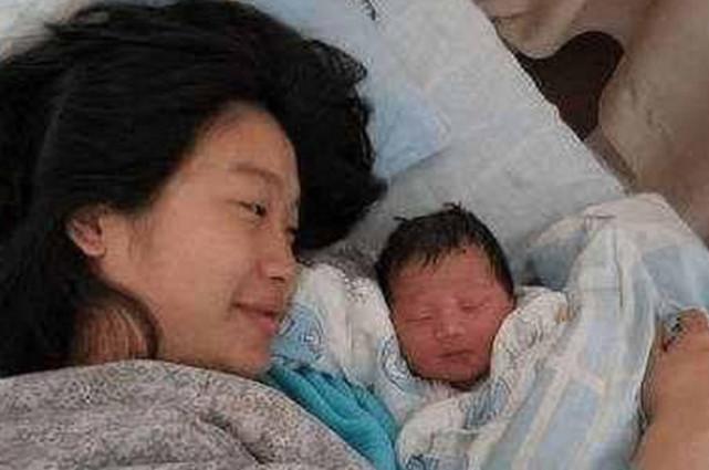 宝宝一出门就哭, 于是决定带孩子去医院看看, 这样的结果让父母想想就后怕