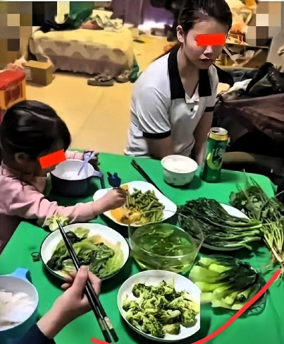 广西一男子发现妻子出轨，回家后做了一桌子饭菜，全是绿油油的蔬菜，孩子们吃得香香的