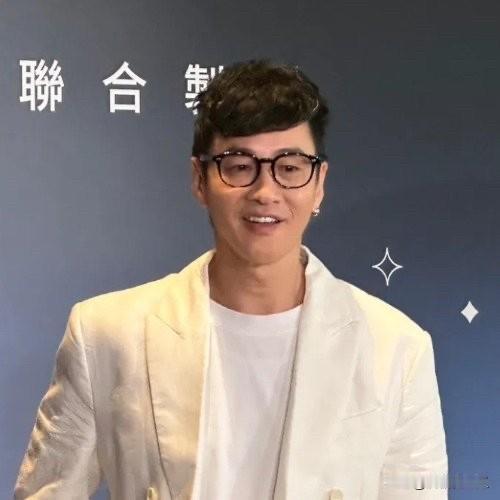 张凌赫松了一口气因为何润东说他不会考虑拍戏，现在在专注导演工作，他很体面的说，