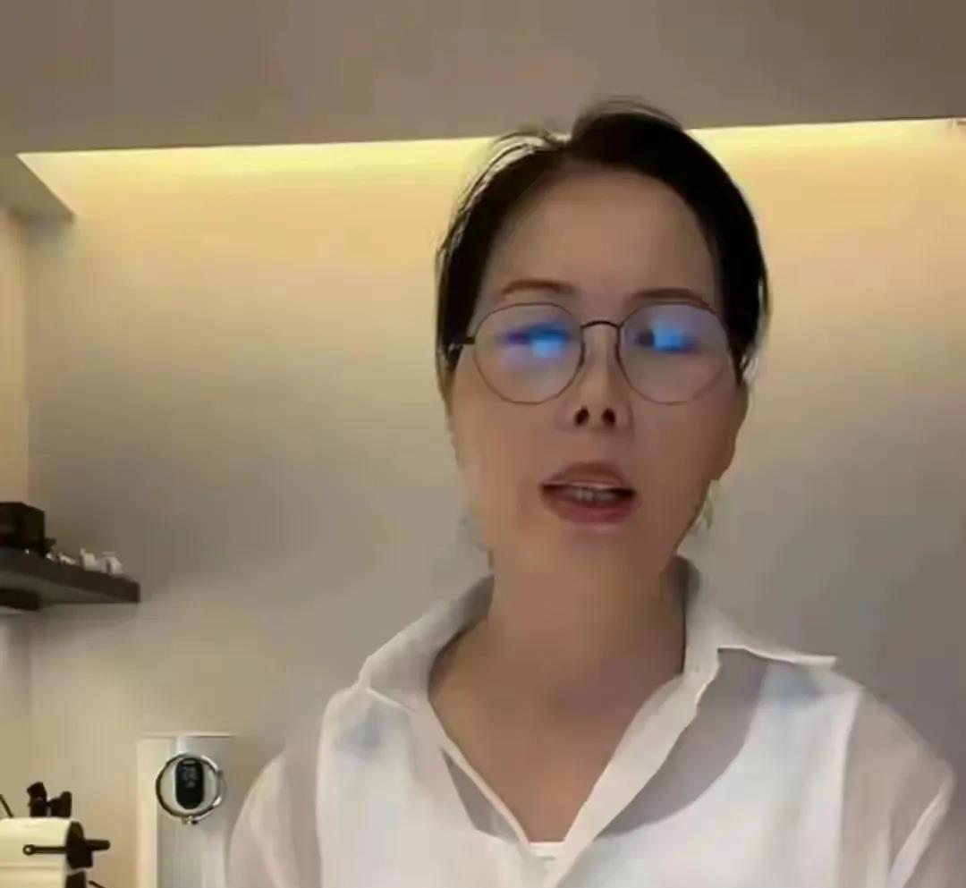 这个保姆不是省油的灯！小杨阿姨直播，句句不提汪小菲，话里话外全都暗指汪小菲！