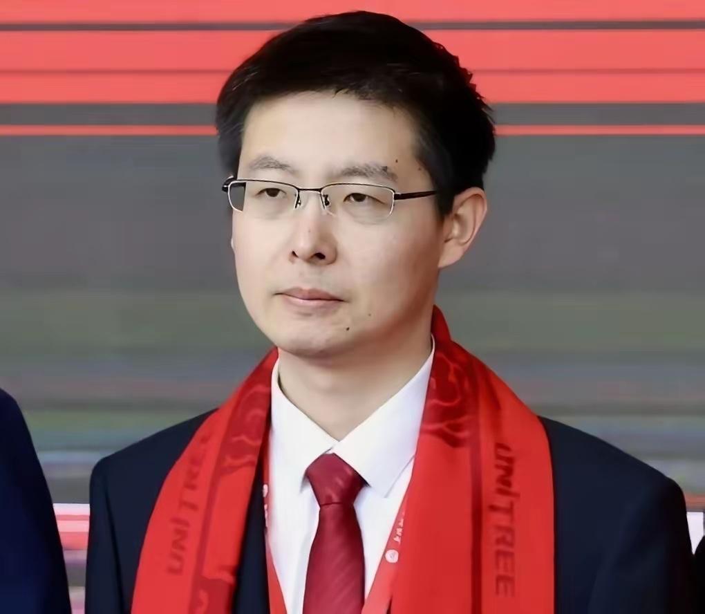 我一个心理医生朋友说，王兴兴脸上的表情，已经不是没有笑容了，仔细看会发现，整