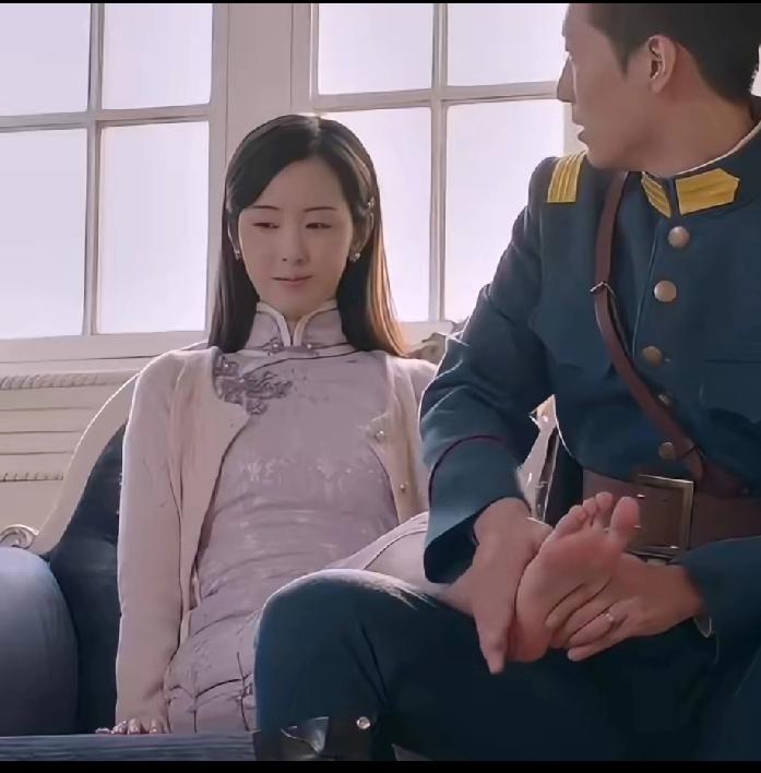 陈都灵在这部剧里也太有料了，这小脚丫和身材真迷人！陈都灵