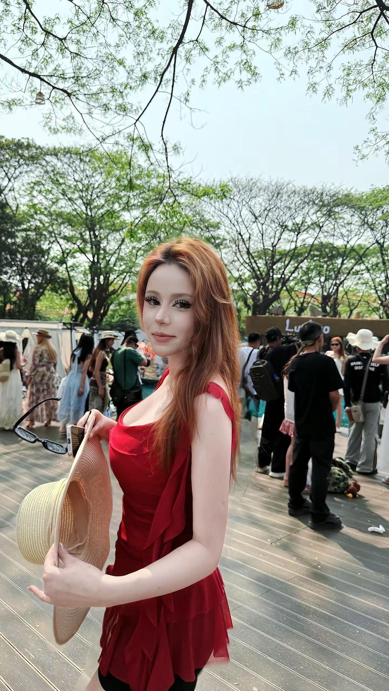 我没有惊艳绝伦的脸但请你记住我看向你的眼.