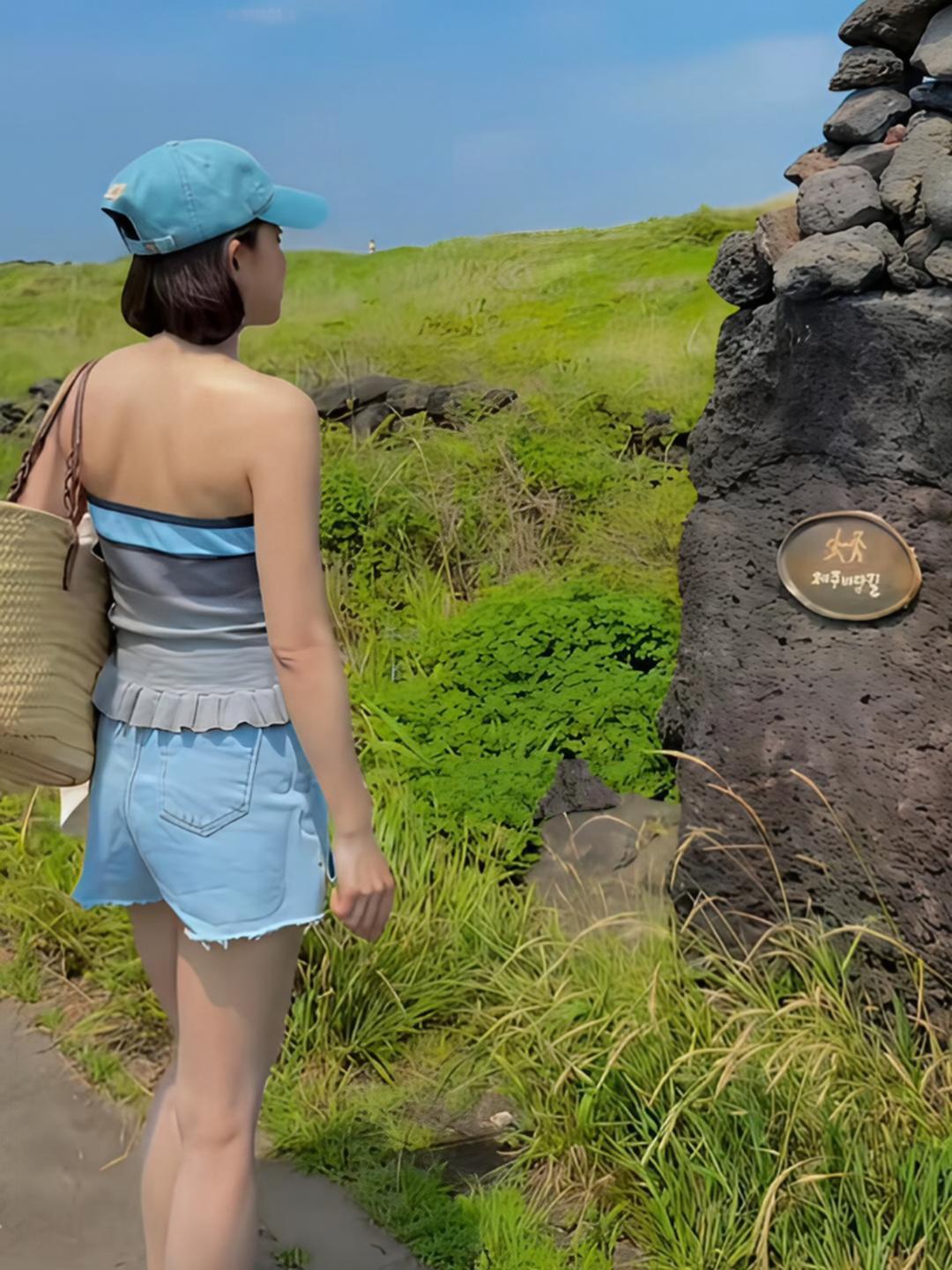 端午节，马龙老婆夏露晒出游韩国济州岛的美照。夏露独自一人在济州岛游