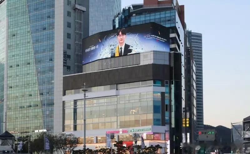 首尔各地大屏播放Faker获奖T1s14夺冠fakerFaker202