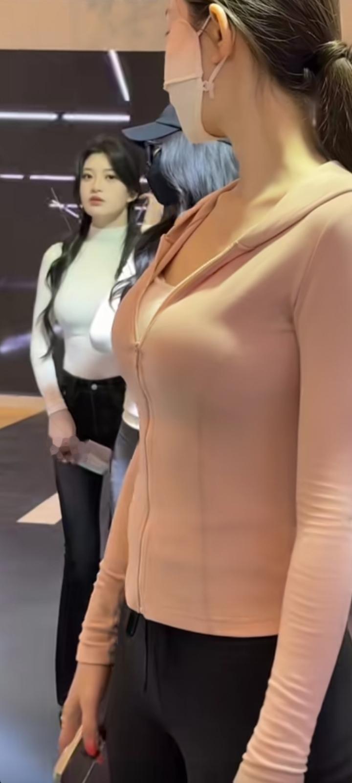 阳光渐渐爬高，穿过枝叶的缝隙，洒下满地斑驳。光影在地面上缓缓流动，像一幅不停变换