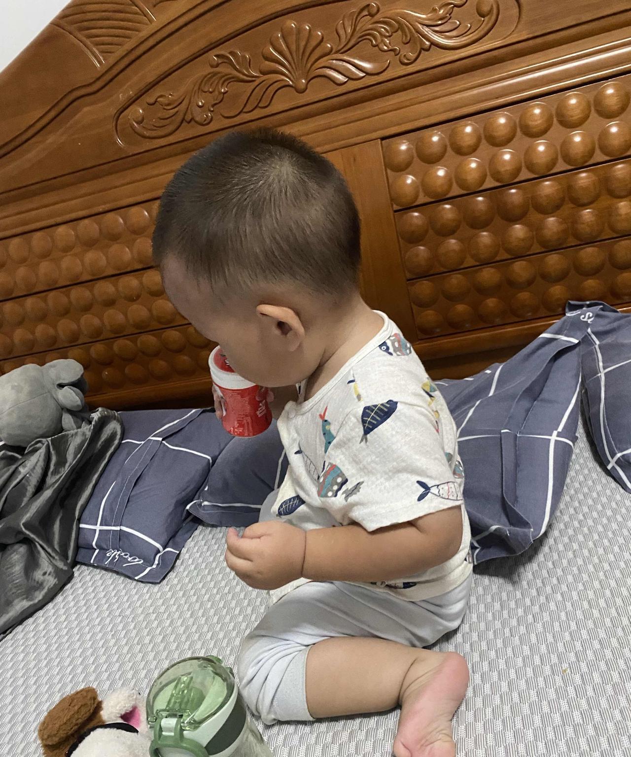 带娃以后才知道：1.一岁以后如果不给宝宝穿尿不湿的情况下，出门要带好湿纸巾和多