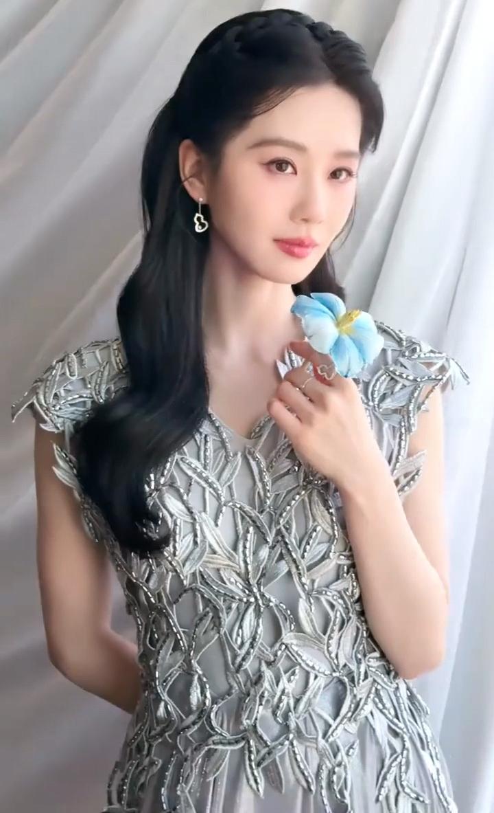刘诗诗这组写真真好看[赞]娱乐女明星穿搭优雅