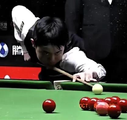 60-35，领先25分，台面剩3个彩球18分，超7分，袁思俊打蓝球翻底袋不进，母