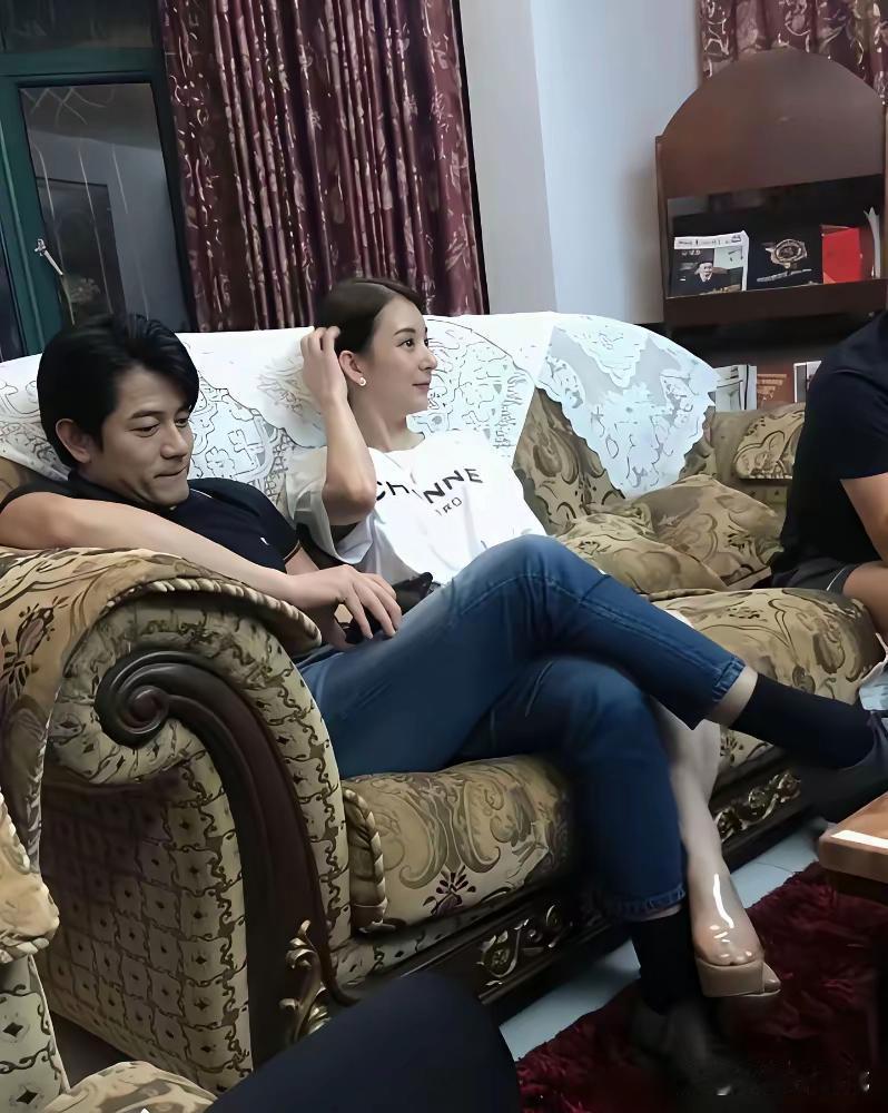 59岁了，郭富城瘫在沙发上，方媛半个身子压过去，他手就搭在她腰上，没挪开。这细节骗不了人。老夫老妻装