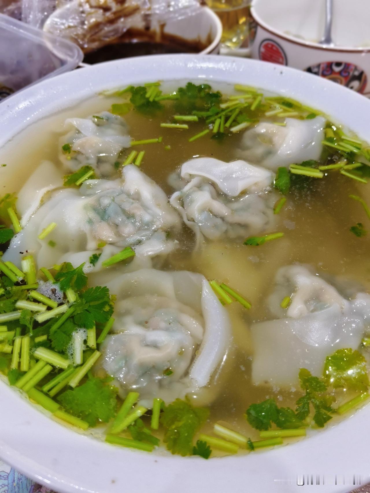 大哥说，千万不能，在外面的小店里，吃这种东西！上周和大哥吃饭，我们吃的馄饨。我