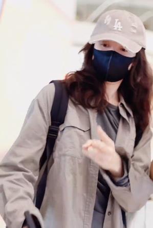 今天宋佳现身深圳机场，她这回搭配的很有高级感，气质也不错。宋佳里面穿深灰色T
