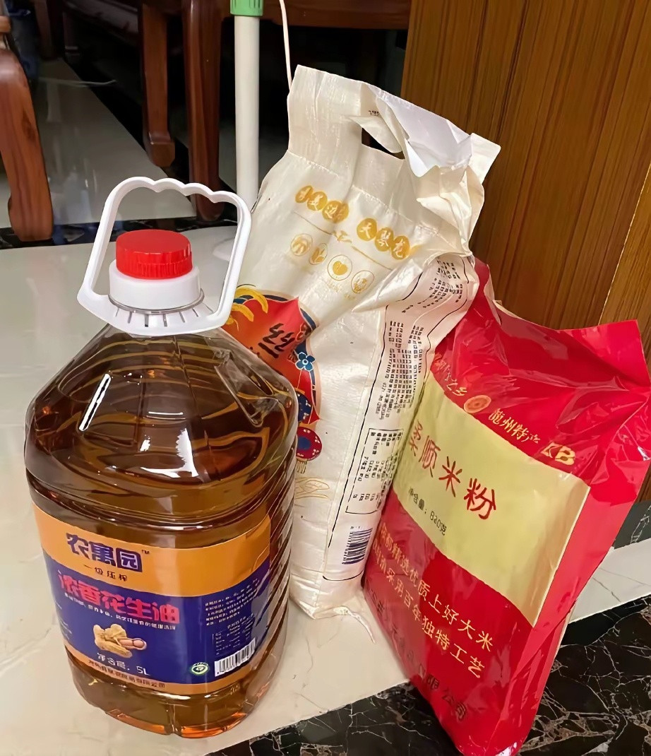 侄女今天又来看我，扛米提油，都是单位中秋发的福利，吃不完送过来。算一算，她坚持来