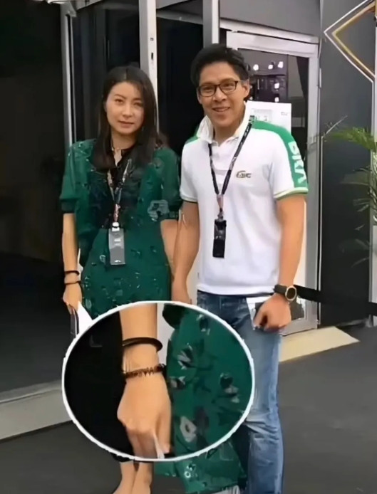 妈妈刷手机看到郭晶晶这张照片她问“郭晶晶手上这个黑色手镯是不是祖传的”？我