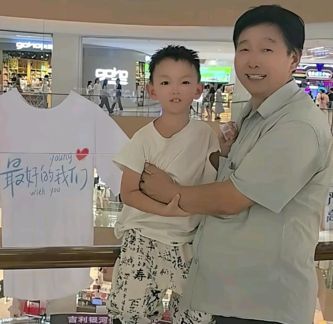 孙子一来，老杜，天天更新视频！今天居然更新了两个视频，带着孙子去商场购物，