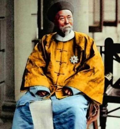 1896年，李鸿章大摇大摆地跑到美国，想要给美国人瞧一瞧他的中国风。他特意穿上了