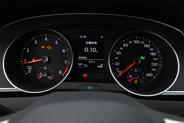 迈腾仪表那个高级现在这迈腾仪表越整越丑，还是原来的机械仪表有质感。现在这车的内