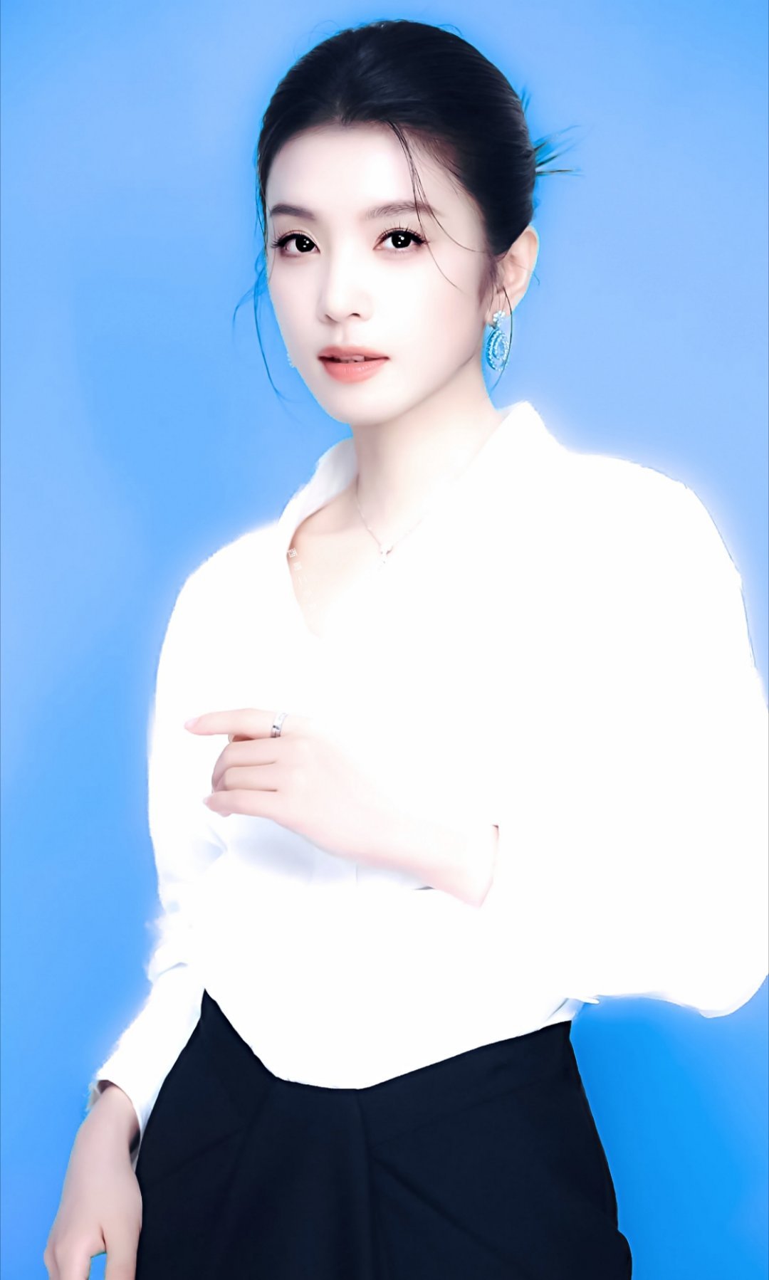 李云霄💧🪄🥯李云霄｜眉目清隽秀丽，一身素净衬得灵气舒展李云霄壁纸李云霄