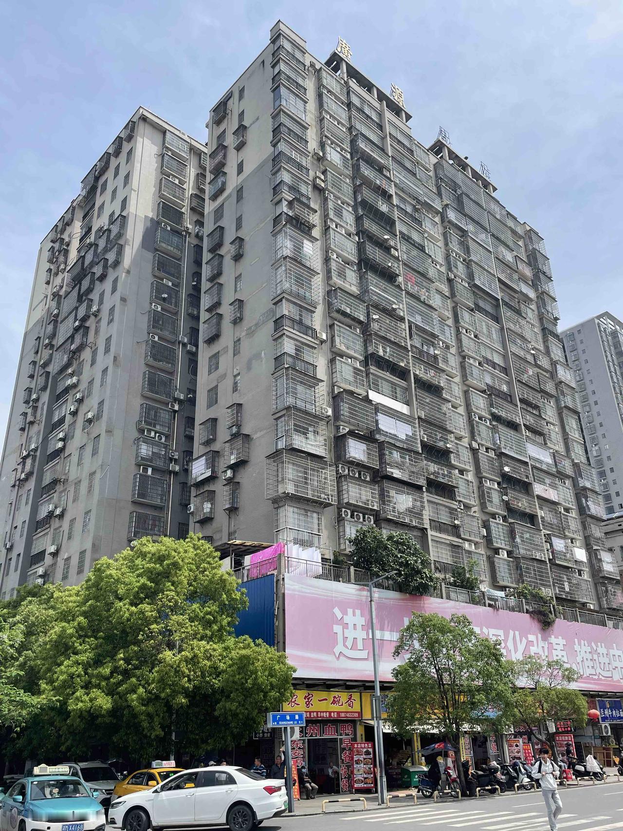 湖南永州有一个特色，就是高楼装铁护栏。低层的装高层也装。有多高就装多高。装护栏