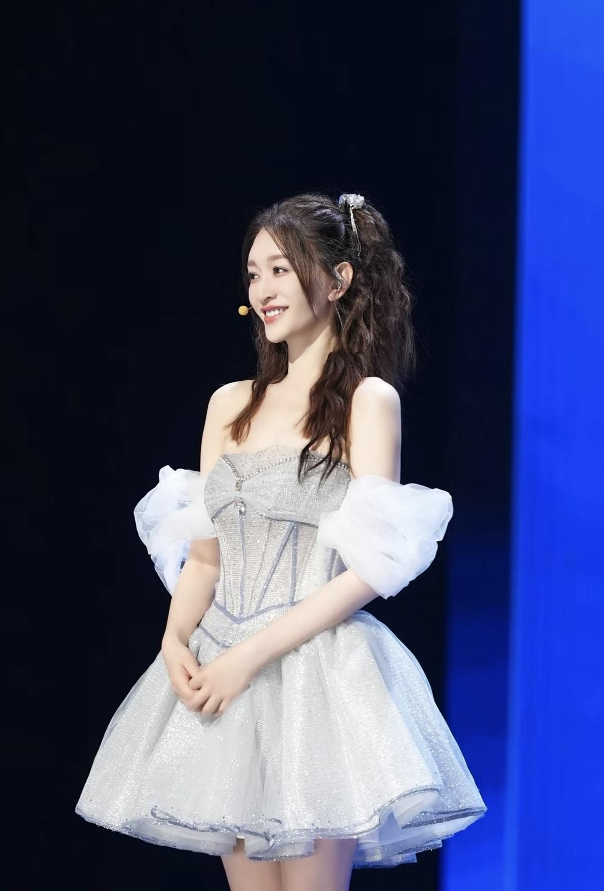 舞台灯光亮起时，李小冉就是自带柔光的女主角[比心]李小冉的舞台造型，是把童话里的