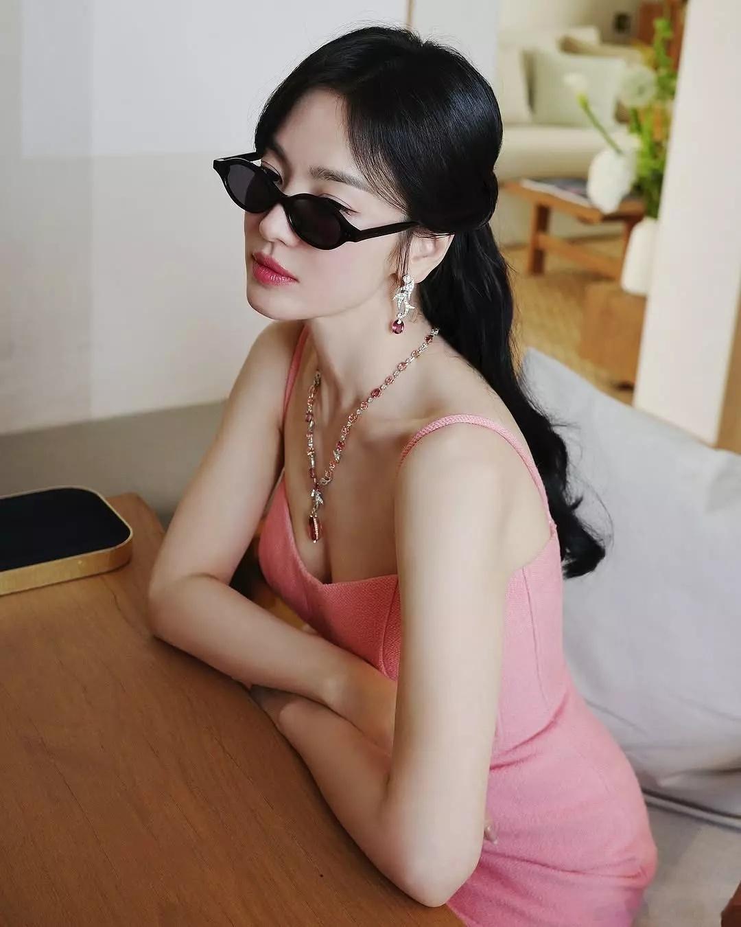 宋慧乔当谈及她时不再是婚姻长发的宋慧乔真的太美啦果然搞事业的女性就是对味！