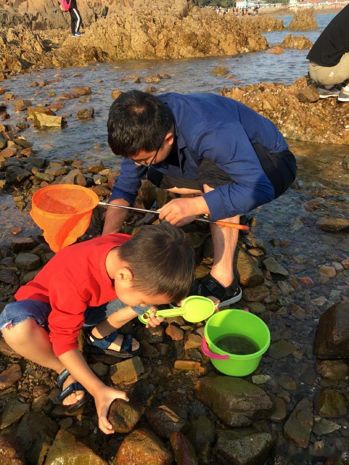 赚钱多的那个人是不是就可以不带孩子挣钱和家务这些都可以分工，但是育儿不能彻底分给